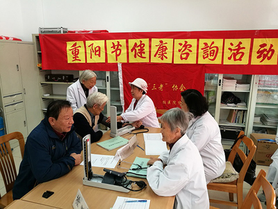 北航校醫院退休職工黨支部開展重陽節健康咨詢活動